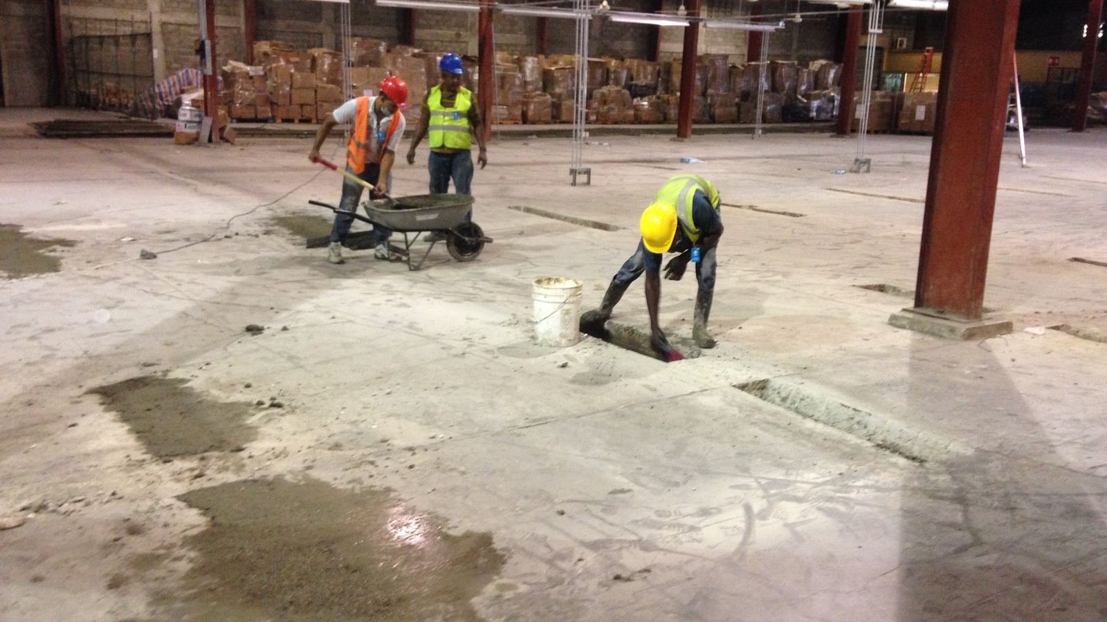 Cuadrilla de Grupo Goris reparando el piso del almacén textil de Grupo Ramos