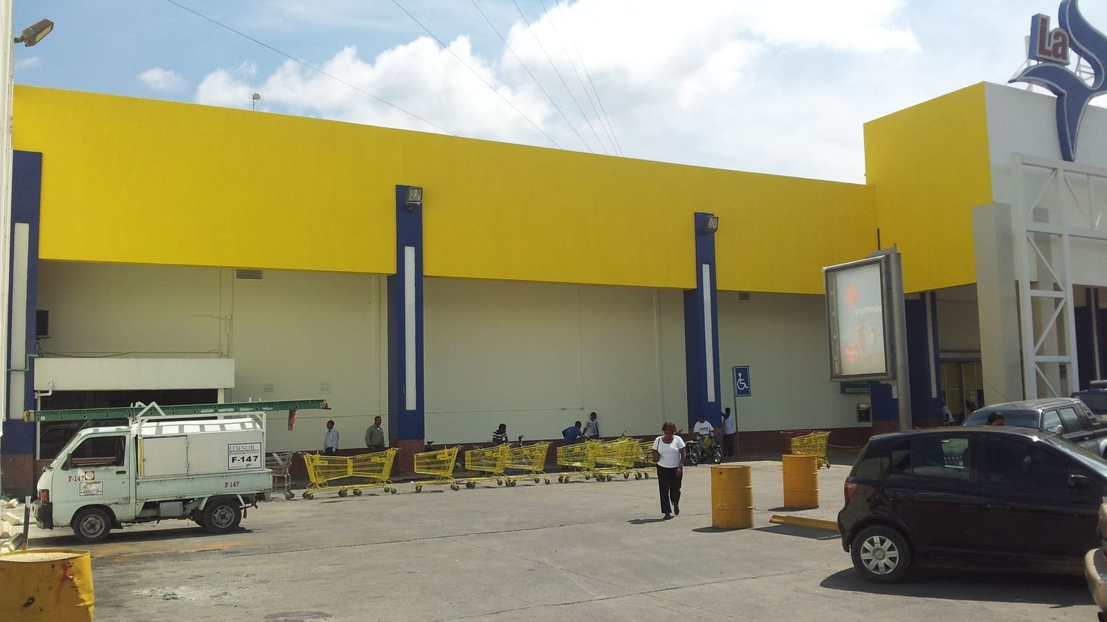 Fachada terminada de la tienda La Sirena de San Cristóbal, remodelada por Grupo Goris
