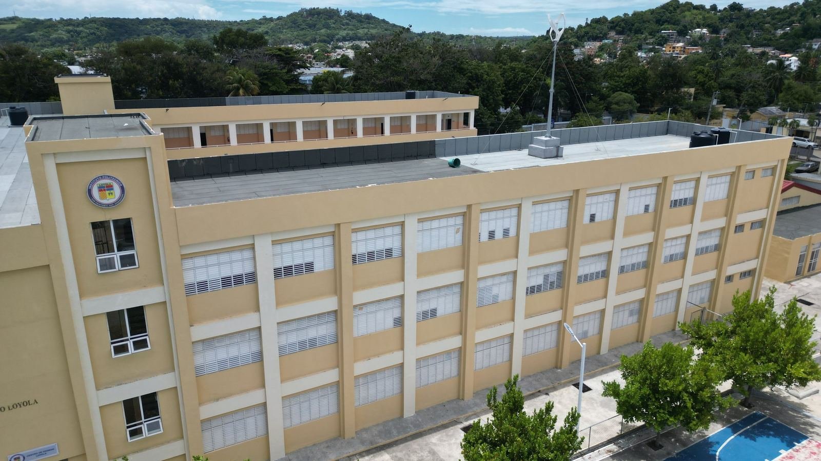 Vista aérea del Instituto Politécnico Loyola de San Cristóbal con la fachada pintada por Skymaster Paint